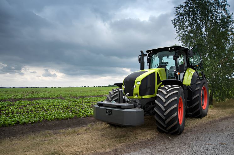Multa de hasta 200 euros por adelantar un tractor en línea continúa