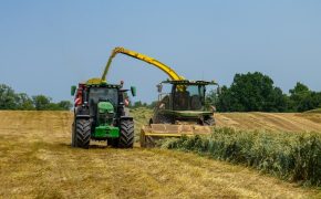 ¿El seguro del tractor cubre daños por vuelco en una pendiente? tracdd